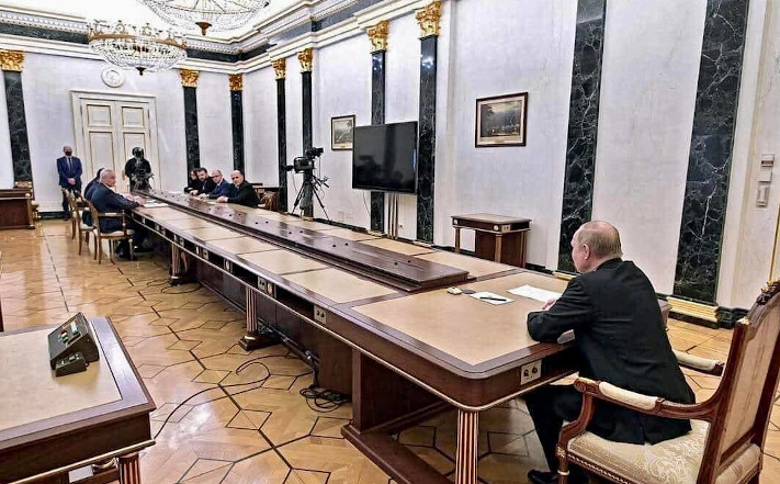 Putin's advisors on the farther end of a humongous table
